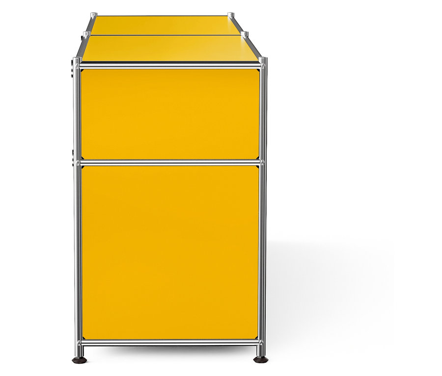 Gelber Schrank mit zwei Regalen und Chromrahmen.