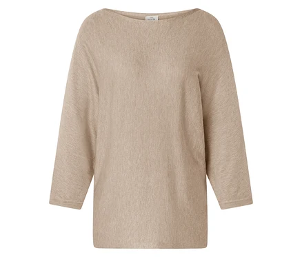 Ein beigefarbener Pullover mit U-Boot-Ausschnitt und Dreiviertelärmeln.
