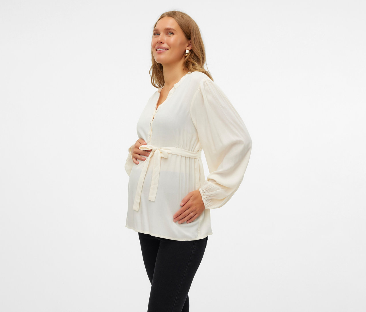 Schwangere Frau trägt ein MAMALICIOUS Top »MLMERCY LIA« und schwarze Jeans.