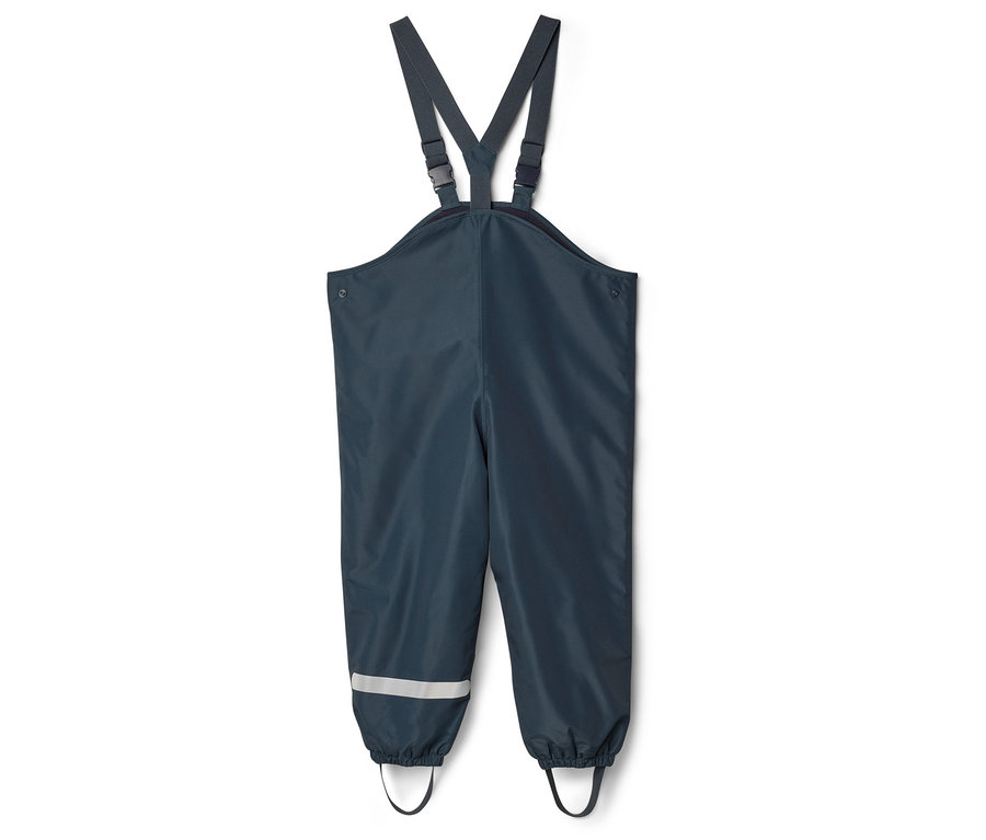 Blaue Regenhose mit Hosenträgern und Reflektorstreifen an den Beinen.