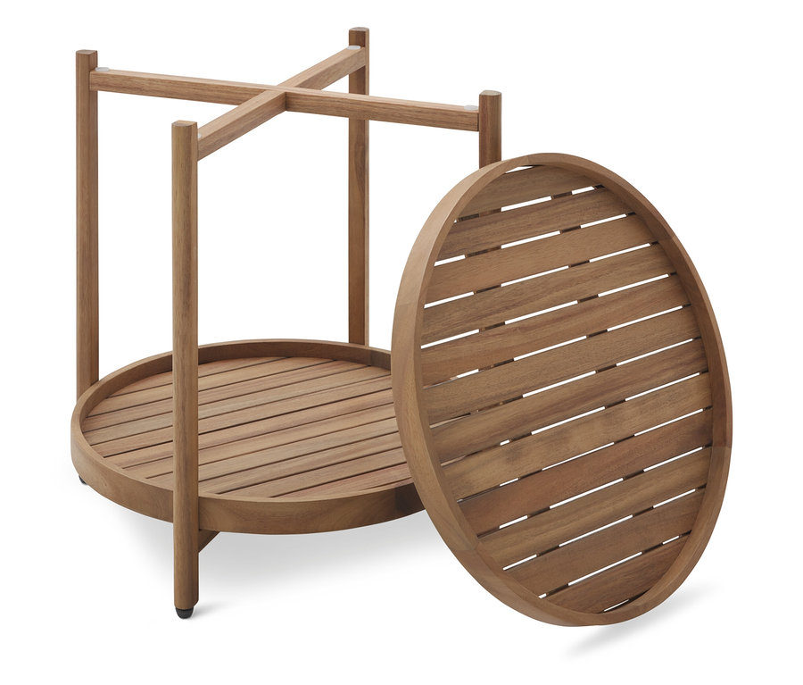 Ein demontierter runder Holztisch mit Lamellenplatte steht auf einem weißen Hintergrund.