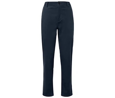 Eine marineblaue Stoffhose, die auf einem weißen Hintergrund liegt.