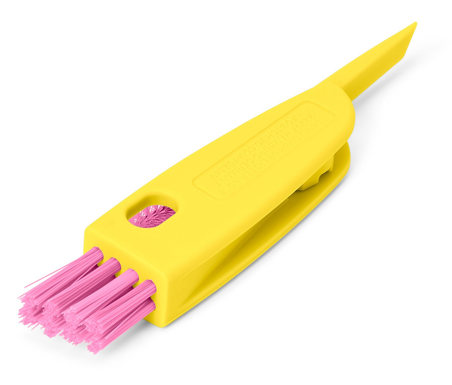 Gelbe Reinigungsbürste mit rosa Borsten und einem spitzen Ende liegt auf einem weißen Hintergrund.