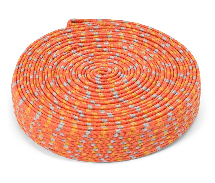 Ein orangefarbener, spiralförmiger Korb mit gelben und grauen Akzenten liegt auf einem weißen Hintergrund.