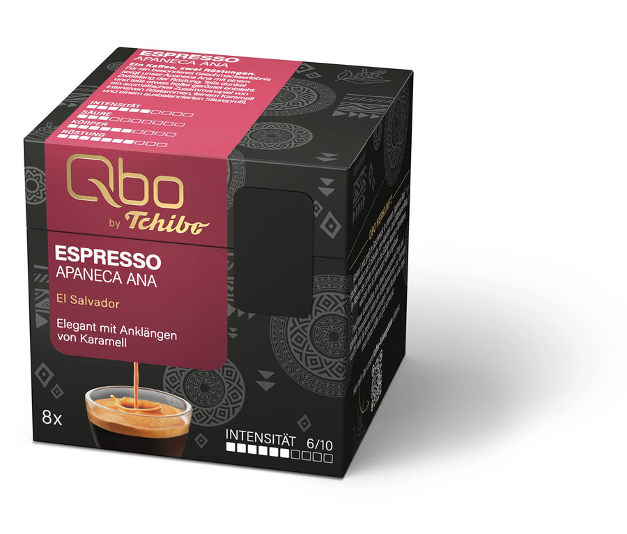 Schwarze Qbo by Tchibo Espresso Apaneca Ana Kaffeekapselpackung mit rotem Etikett, das „El Salvador“, „Elegant mit Anklängen von Karamell“, „8x“ und „Intensität 6/10“ anzeigt. Eine Tasse Espresso ist ebenfalls abgebildet.
