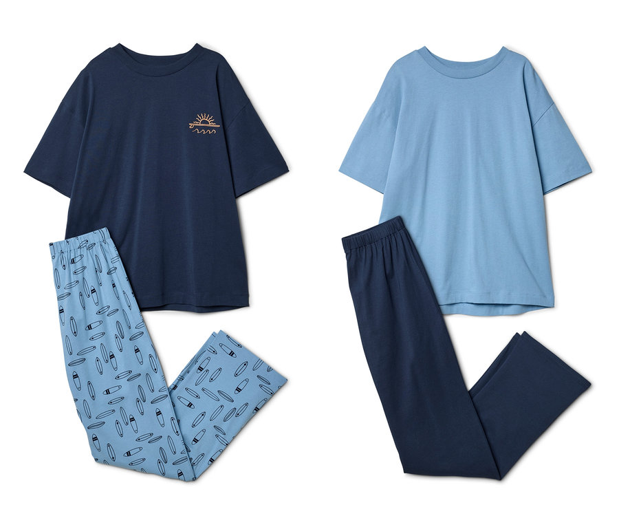 Zwei Kinder-Kurzarm-Pyjamas liegen flach. Links ein dunkelblaues Oberteil mit Sonnen- und Wellenmotiv und hellblaue Hosen mit Surfbrettmuster. Rechts ein hellblaues Oberteil und dunkelblaue Hosen.