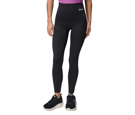 Frau trägt schwarze Fila Leggings und schwarze Turnschuhe.