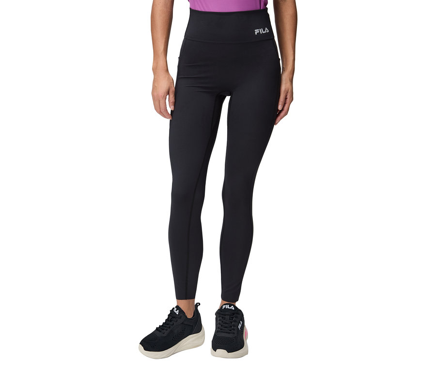 Frau trägt schwarze Fila Leggings und schwarze Turnschuhe.