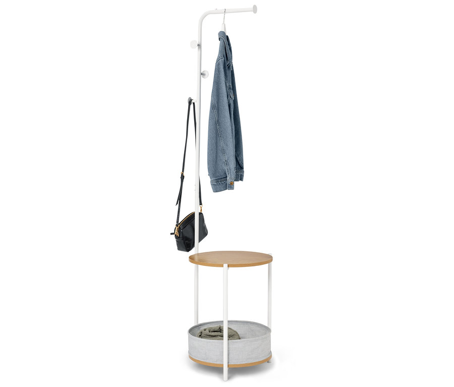 Garderobenständer mit Jeansjacke, Handtasche und Ablagekorb.