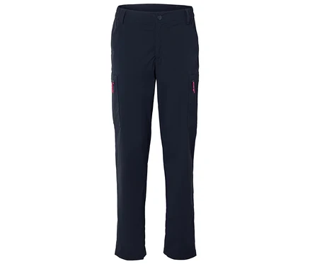 Eine marineblaue Hose mit Taschen an beiden Beinen und pinken Reißverschlüssen.