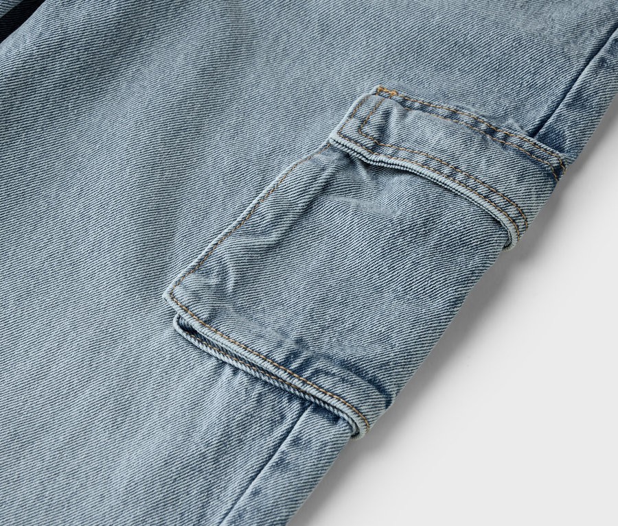 Nahaufnahme einer hellblauen Jeans mit Cargotasche.