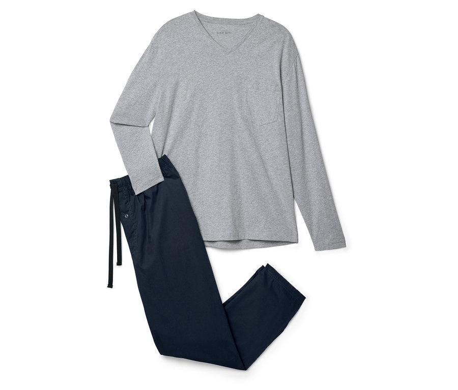 Ein graues, langärmeliges Schlafanzugoberteil liegt neben einer dunkelblauen Schlafanzughose.