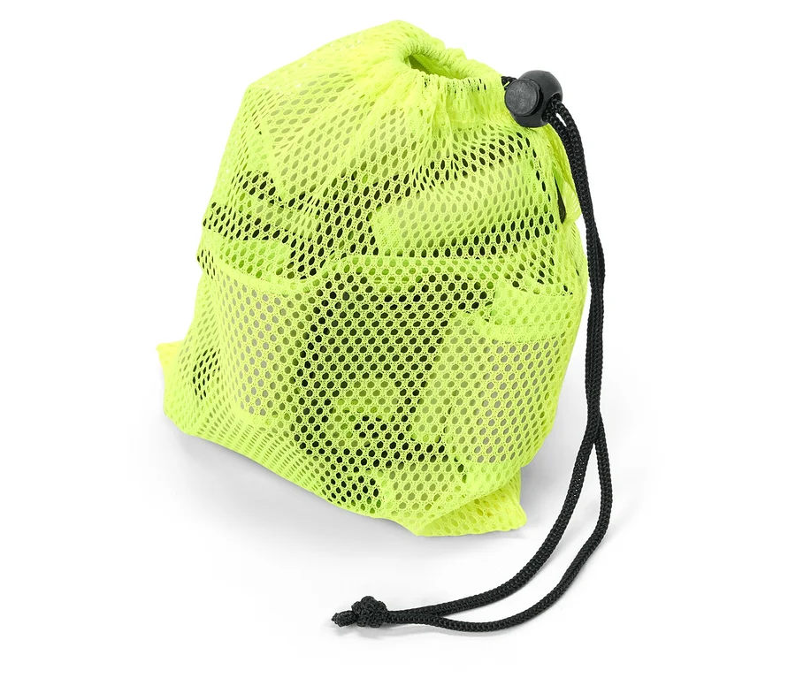 Ein neonfarbener, netzartiger Beutel mit schwarzem Kordelzug liegt auf einem weißen Untergrund.