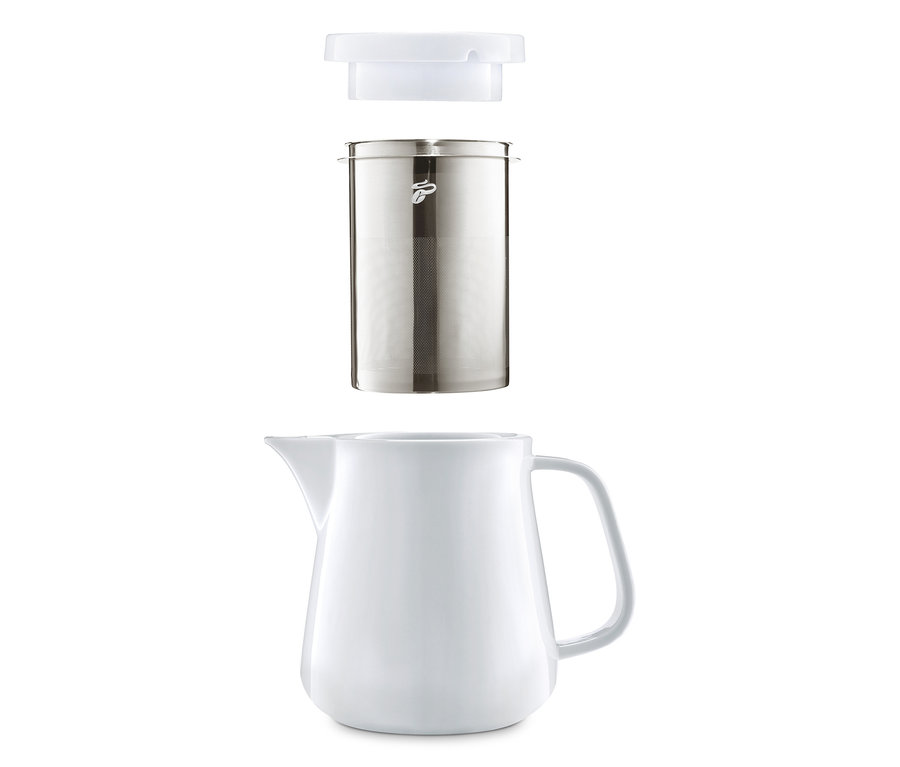 Ein zerlegter, weißer Kaffeebereiter aus Keramik mit Filter und Deckel.