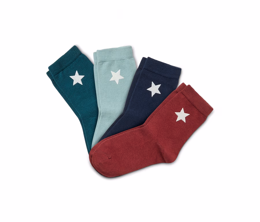 Vier Paar Socken mit Stern in Grün-, Blau- und Rottönen.