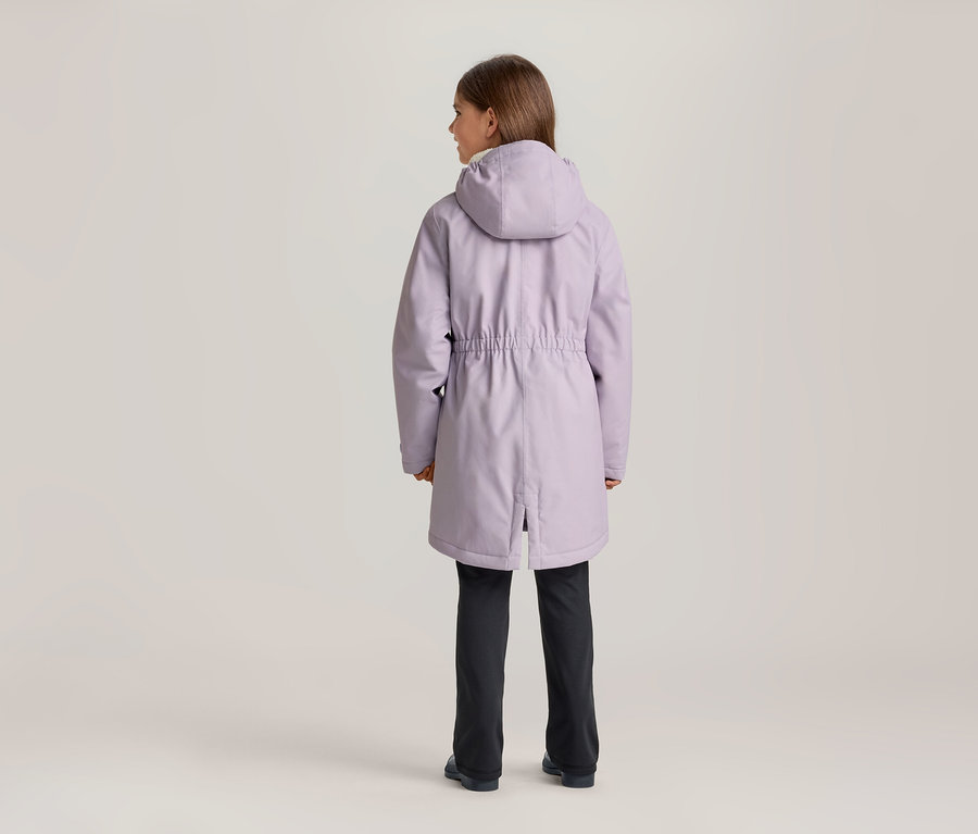 Eine junge Person steht mit dem Rücken zum Betrachter und trägt eine hellviolette Kapuzenjacke mit Kordelzug in der Taille und dunkle Hosen.