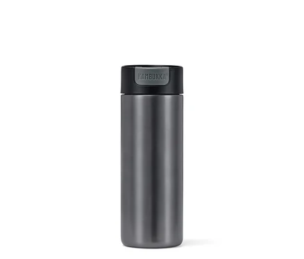 Ein grauer Kambukka To Go Becher, 500 ml.