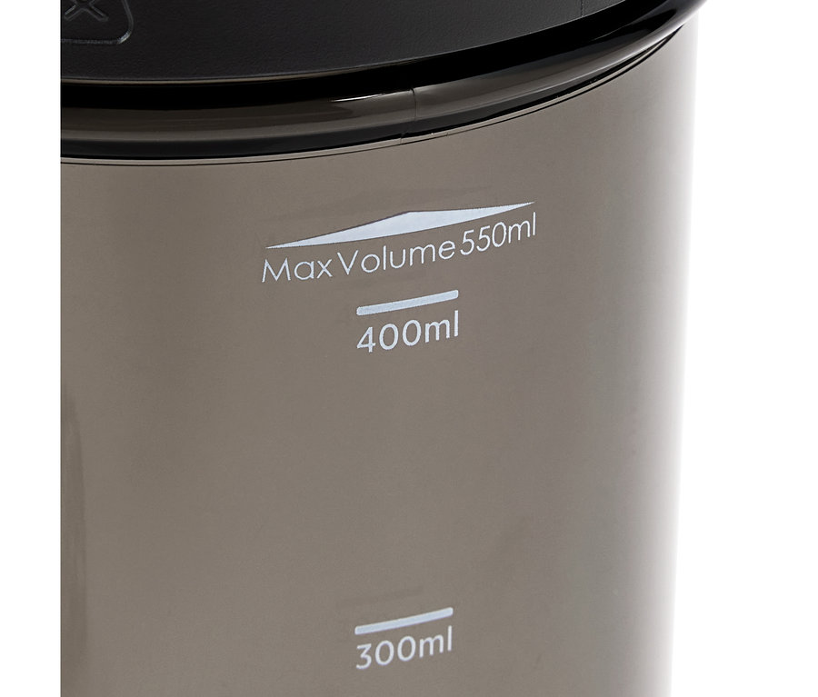 Detailaufnahme eines grauen Behälters mit schwarzem Deckel und weißen Markierungen für Füllmengen von 300 ml, 400 ml und maximal 550 ml.