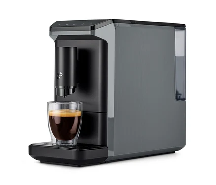 »Esperto mini« Kaffeevollautomat, Grey befüllt ein Glas mit Kaffee.