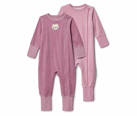 Zwei Baby-Strampler liegen nebeneinander. Links ein violetter Strampler aus weichem Stoff mit einer weißen Katzenstickerei auf der Brust und einem Reißverschluss. Rechts ein gestreifter violetter Strampler mit dünnen horizontalen Streifen und einem Reißverschluss. Beide haben Bündchen in einem helleren Violett.