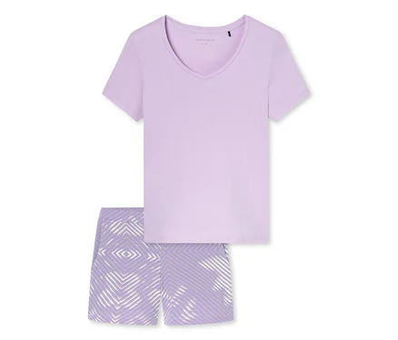 Helllila zweiteiliger Schlafanzug mit V-Ausschnitt T-Shirt und gemusterten Shorts, auf weißem Hintergrund.
