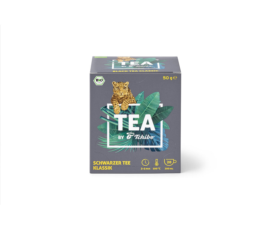 Packung TEA by Tchibo Bio Schwarzer Tee Klassik - 8x 20 Teebeutel. Auf der Packung ist ein Bild von einem Leoparden.