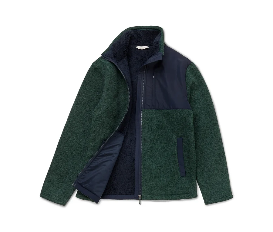 Grüne und marineblaue Fleecejacke mit Reißverschluss, teilweise geöffnet.
