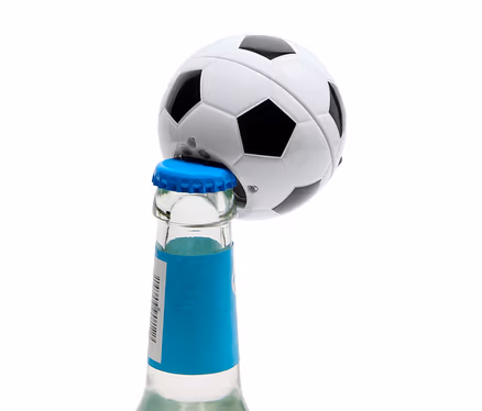 Ein Fußball-Flaschenöffner öffnet eine Flasche mit blauem Verschluss.