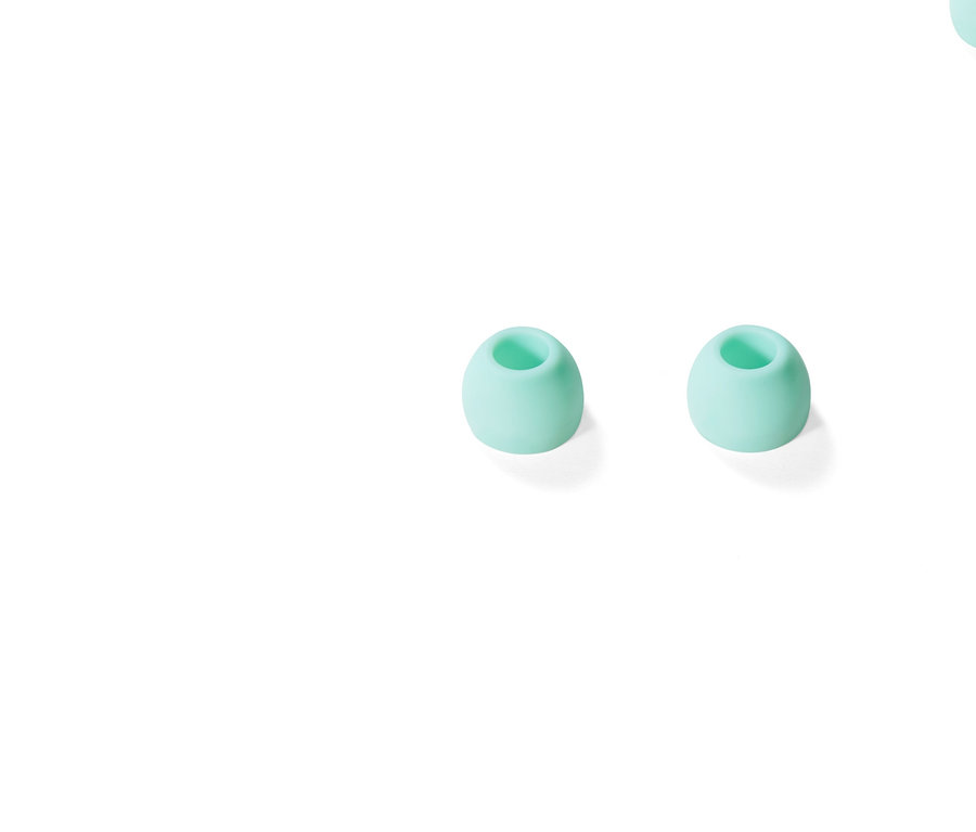 Sechs In-Ear-Kopfhörer-Aufsätze auf weißem Hintergrund.