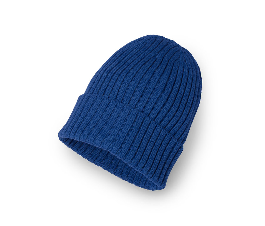 Blaue Strickmütze.