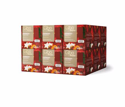 Mehrere rote und braune Packungen Qbo by Tchibo Espresso Zimtstern Kaffeekapseln sind gestapelt. Jede Packung zeigt ein weißes Sternenplätzchen, den Hinweis "8x" und ist als "Limited Edition" gekennzeichnet.
