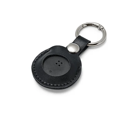 Schwarzer Smart-Tracker mit Anhänger auf weissem Hintergrund.