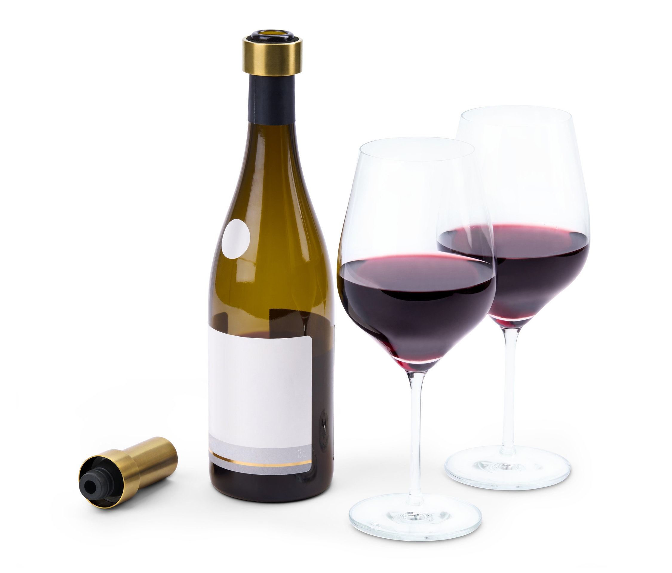 Eine grüne Weinflasche steht neben zwei Gläsern Rotwein. Daneben liegen ein Wein-Vakuumverschluss und ein Wein-Abtropfring.