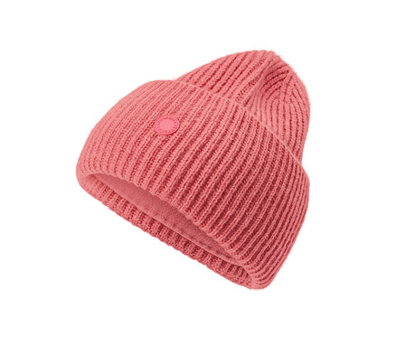 Roséfarbene Strickmütze.