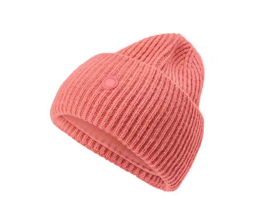 Roséfarbene Strickmütze.