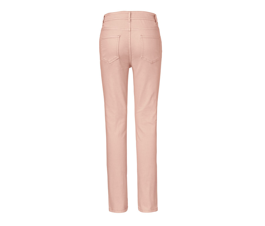 Rückansicht einer roséfarbenen Slimfit-Jeans.