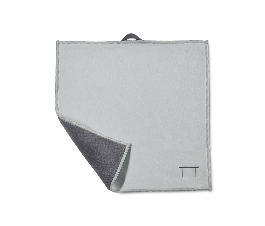 Ein hellgraues Tuch aus dem Premium-Reinigungstuch-Set hängt an einer grauen Schlaufe.