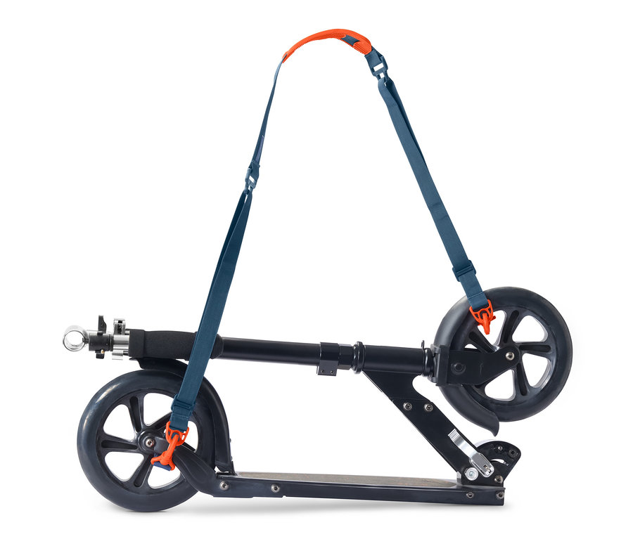 Schwarzer Roller mit Multifunktions-Tragegurt.
