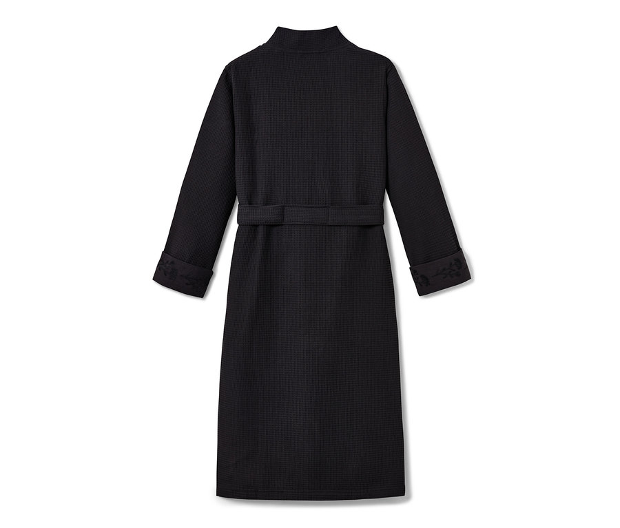 Schwarzer Damen-Bademantel mit Gürtel.