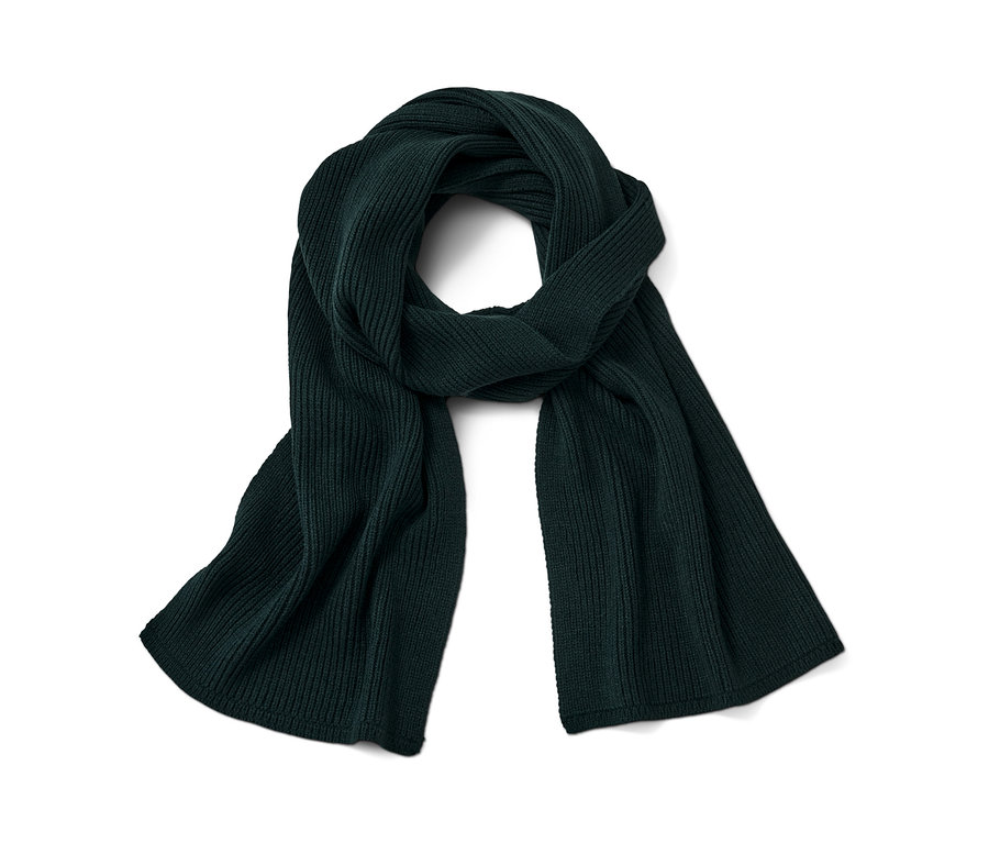 Ein dunkelgrüner Strickschal liegt auf einem weißen Hintergrund.