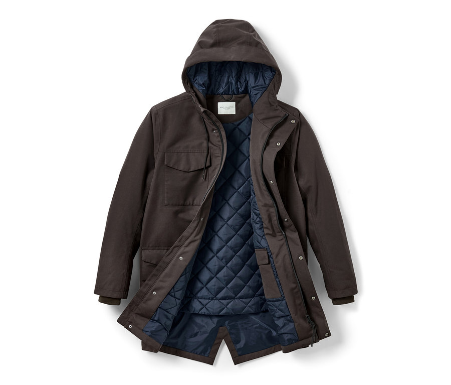 Ein brauner Parka mit Kapuze und dunkelblauem Steppfutter liegt auf einem weißen Hintergrund.