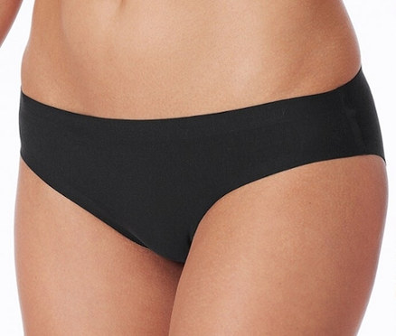 Frau trägt schwarzen SCHIESSER invisible Rio-Slip mit Baumwolle.