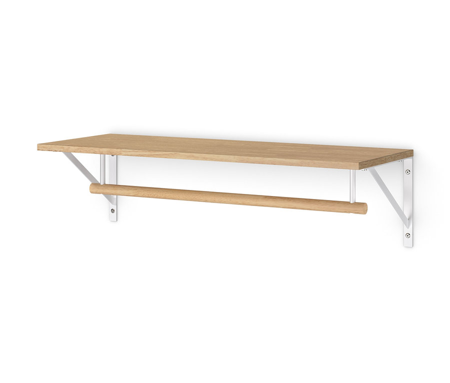 Helle Wandgarderobe mit Holzablage und Stange.