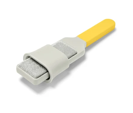 Kleiderbürste mit gelbem Griff.
