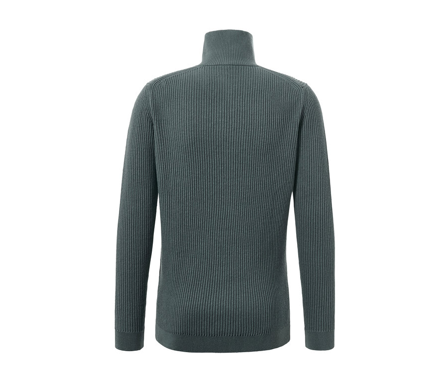 Detailansicht einer Strickjacke in Salbei.