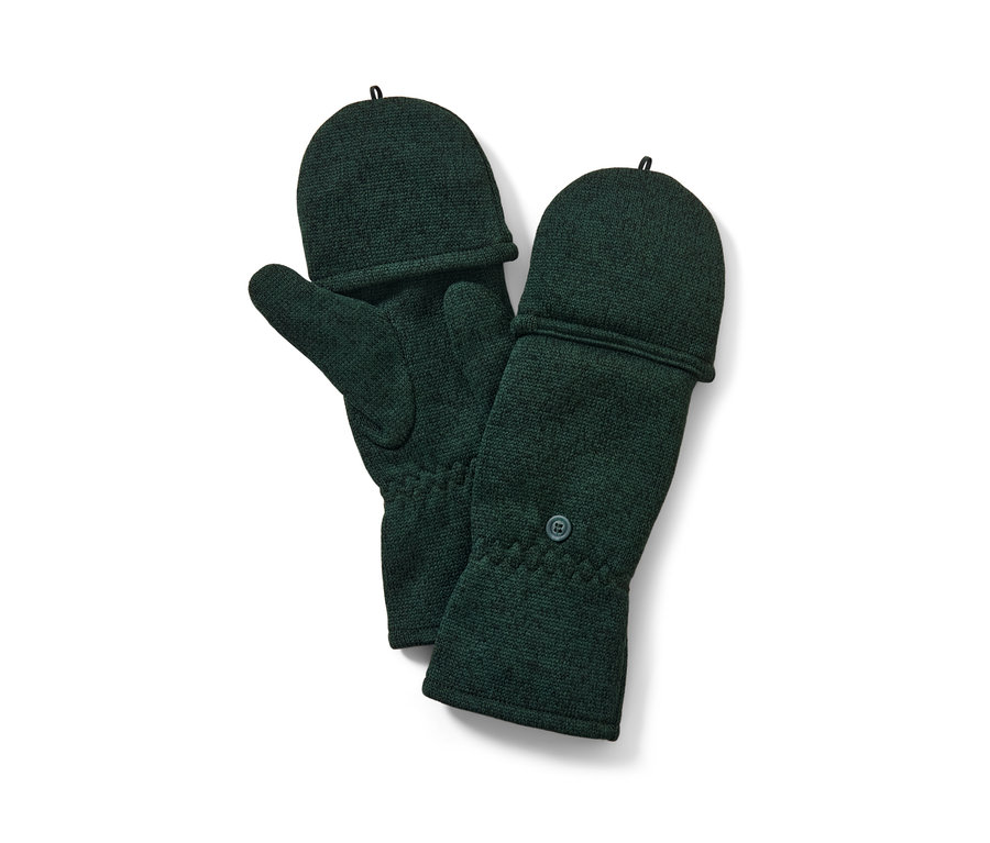 Grüne Strickfleece-Klappfäustlinge liegen nebeneinander.