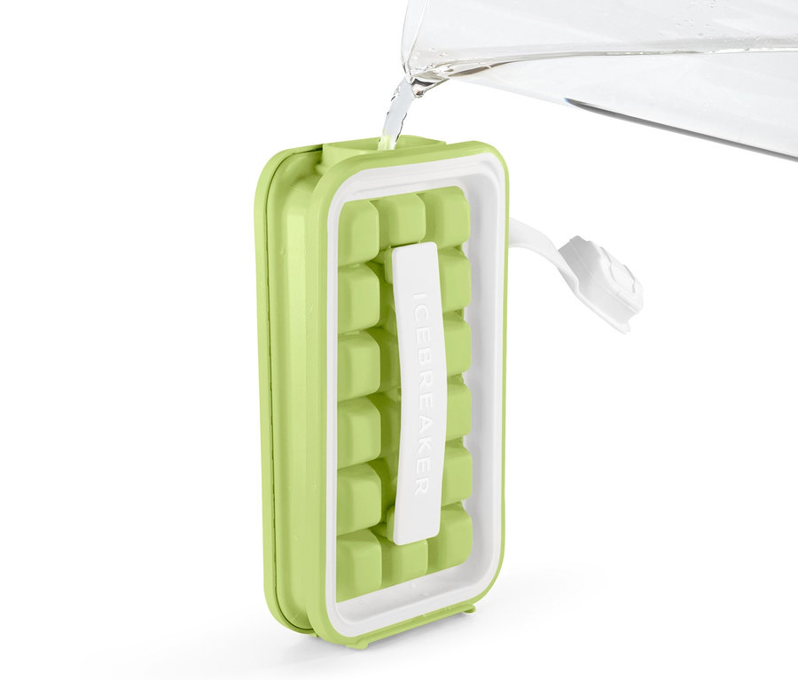 Eine Hand gießt Wasser in den grünen Eiswürfelbereiter »ICEBREAKER® POP«.