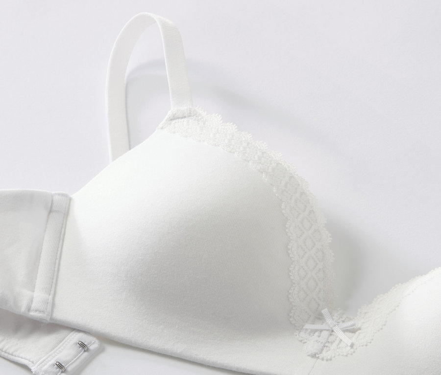 Detailansicht eines weißen Softschalen-BHs mit Spitze.