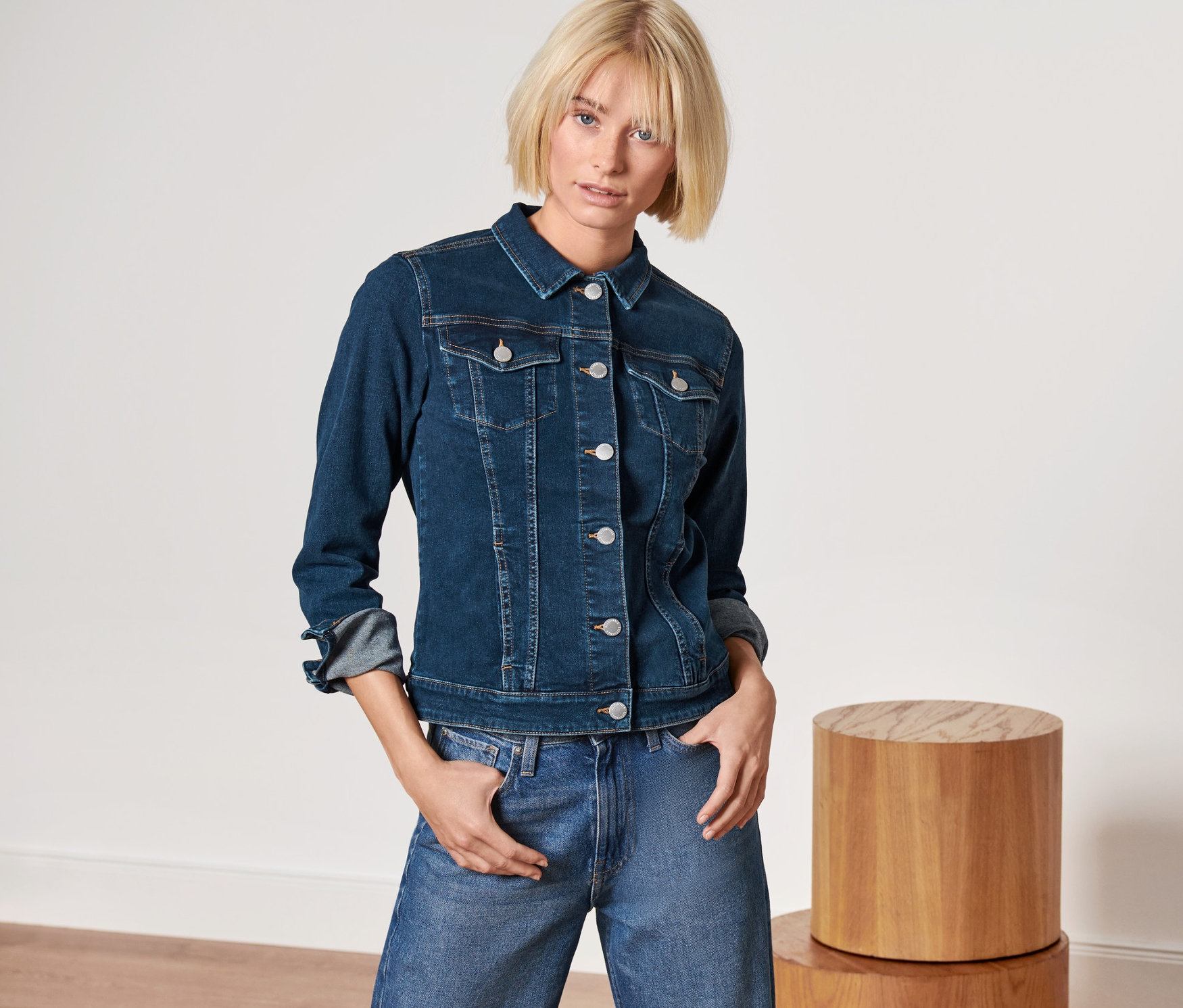 Frau posiert in Jeansjacke, mid blue denim.