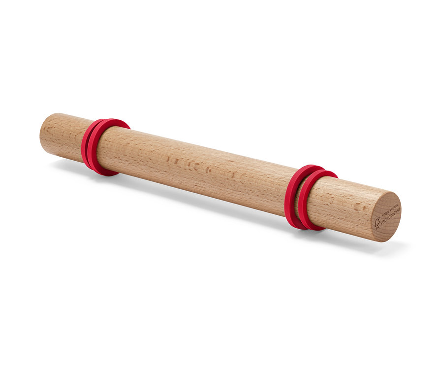 Holz-Teigrolle mit roten, verstellbaren Ringen.